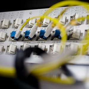 SysEleven Berliner Rechenzentrum Netzwerk Kabel in gelb